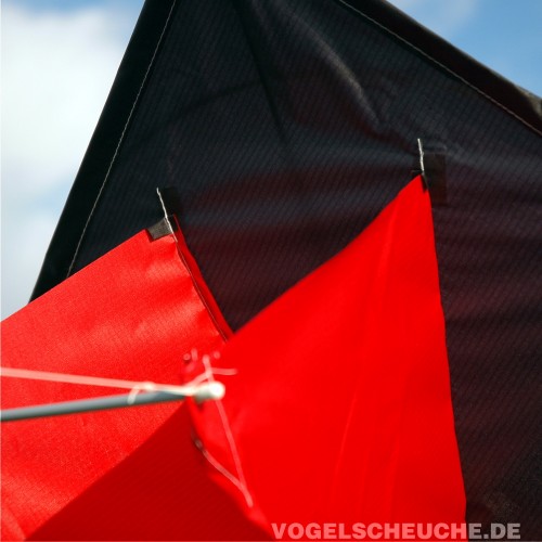 Nahaufnahme der Kielbefestigung am Drachen, rote Spitze vor blauem Himmel.