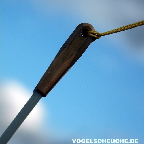 Nahaufnahme der flexiblen Glasfiber-Spitze der Teleskoprute vor blauem Himmel.
